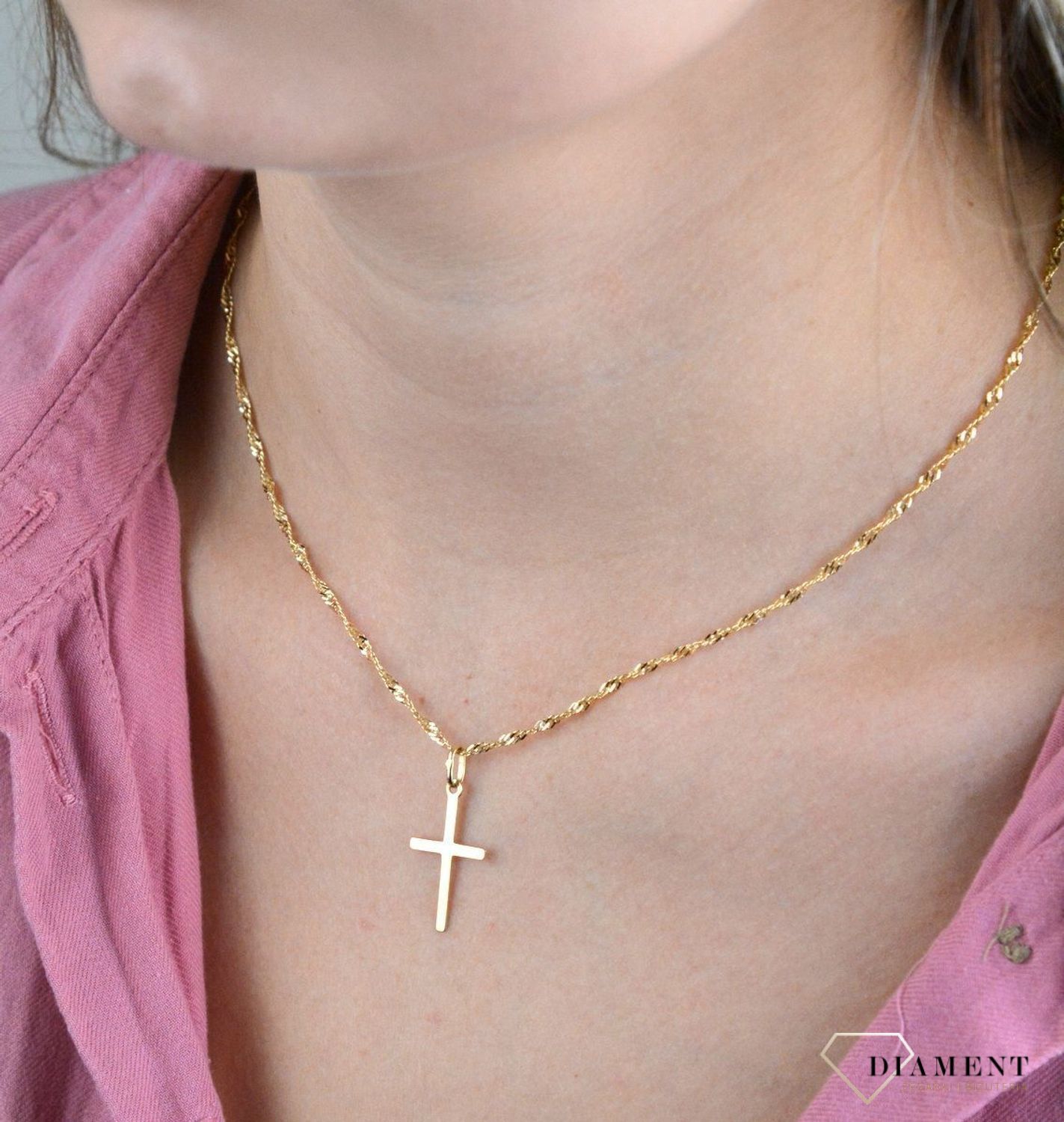 Złoty łańcuszek 585 o splocie singapur 2,2mm DIA-LAN-8100-585 040 2,2mm. Idealnie będzie się też prezentować na tle małej, czarnej sukienki, swoją obecnością dodając jej jeszcze więcej elegancji. Łańcuszek to bardzo dobry pomy (1).jpg